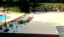 Aménagement paysager : plage de piscine et terrasse en résimarbre