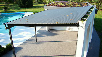 réalisation d'un pool house avec son toit végétalisé